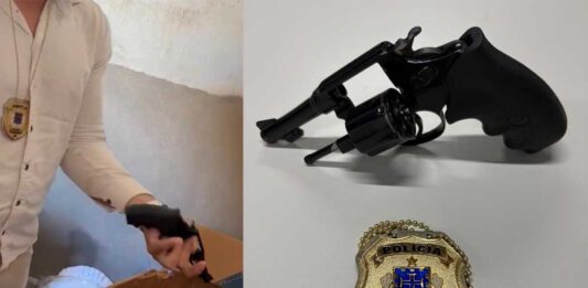 Polícia Civil e PM apreendem revólver durante investigação de cárcere privado em Iaçu Arma foi encontrada dentro de uma caixa de papelão com roupas em um dos quartos do imóvel, segundo a Polícia Civil