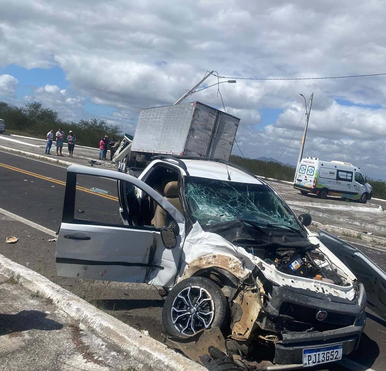 Grave acidente entre caminhão e Strada deixa feridos na BA-052