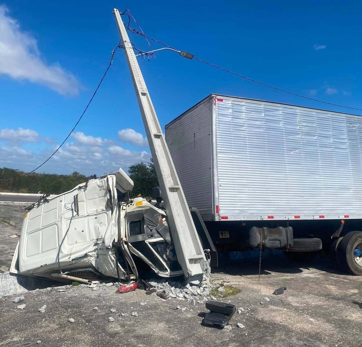 Grave acidente entre caminhão e Strada deixa feridos na BA-052