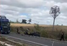 Acidente entre carro e ônibus deixa uma pessoa morta na BR-116 Acidente entre carro e ônibus deixa uma pessoa morta na BR-116