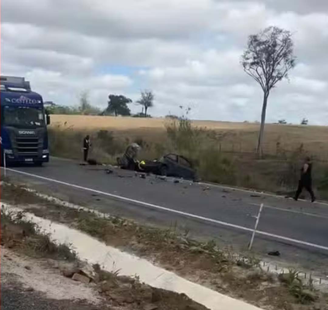 Acidente entre carro e ônibus deixa uma pessoa morta na BR-116