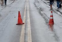 Caminhão tomba e interdita totalmente a BR-242 Caminhão tomba e interdita totalmente a BR-242 em Seabra nesta quarta-feira