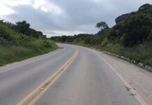 BR-242 é totalmente interditada para remoção de carreta em Palmeiras