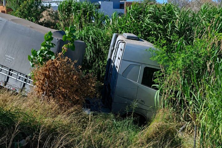 Carreta desce sozinha e cai em ribanceira às margens da BR-242, em Oliveira dos Brejinhos