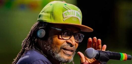 Edson Gomes é internado na UTI após passar mal depois de show Edson Gomes é internado na UTI após passar mal depois de show