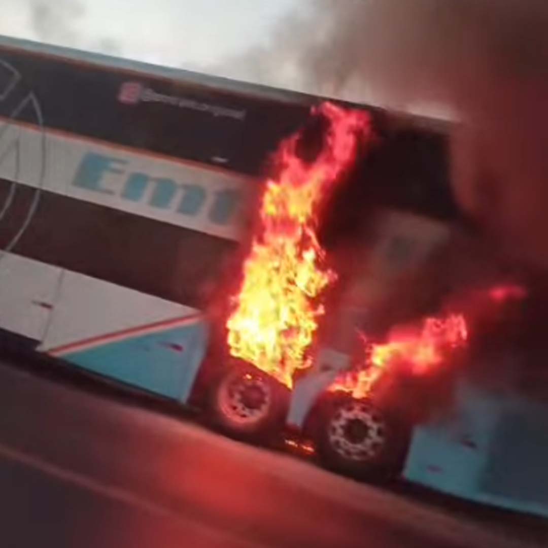 Ônibus da Emtram pega fogo na região de Montes Claros, em Minas Gerais