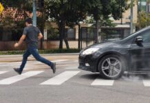 A faixa de pedestre não é sempre do pedestre: antes de atravessar, é preciso parar e observar A faixa de pedestre não é sempre do pedestre: antes de atravessar, é preciso parar e observar