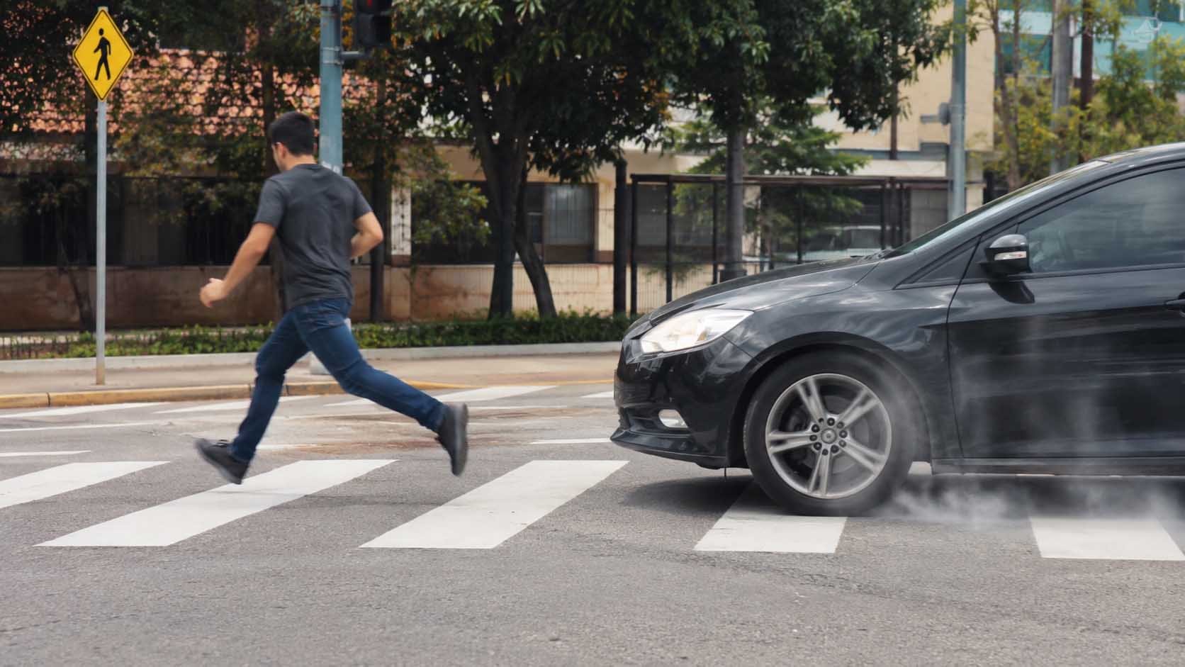 A faixa de pedestre não é sempre do pedestre: antes de atravessar, é preciso parar e observar