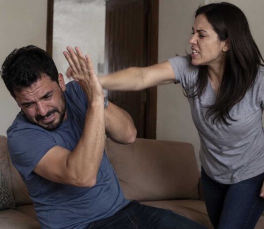 Violência psicológica contra homens é crime? Entenda o que a lei prevê quando a vítima é masculina Homem agredido pela esposa pode pedir medida protetiva? Entenda o que a lei permite no Brasil