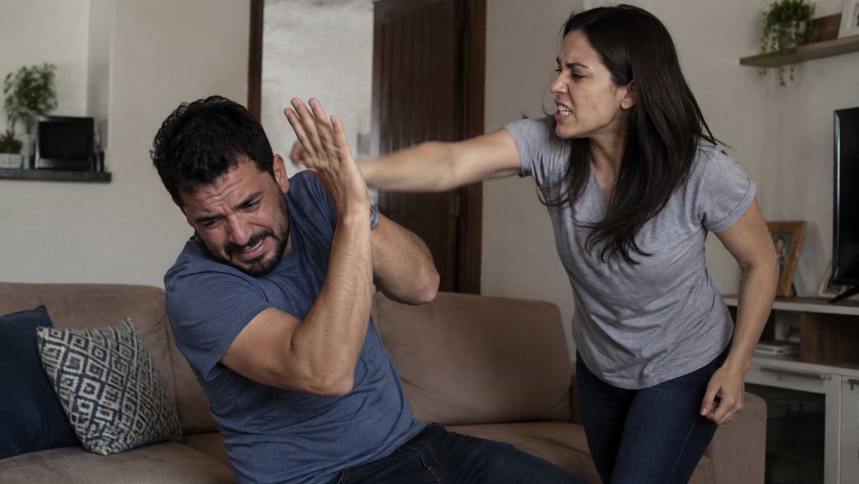 Homem agredido pela esposa pode pedir medida protetiva? Entenda o que a lei permite no Brasil