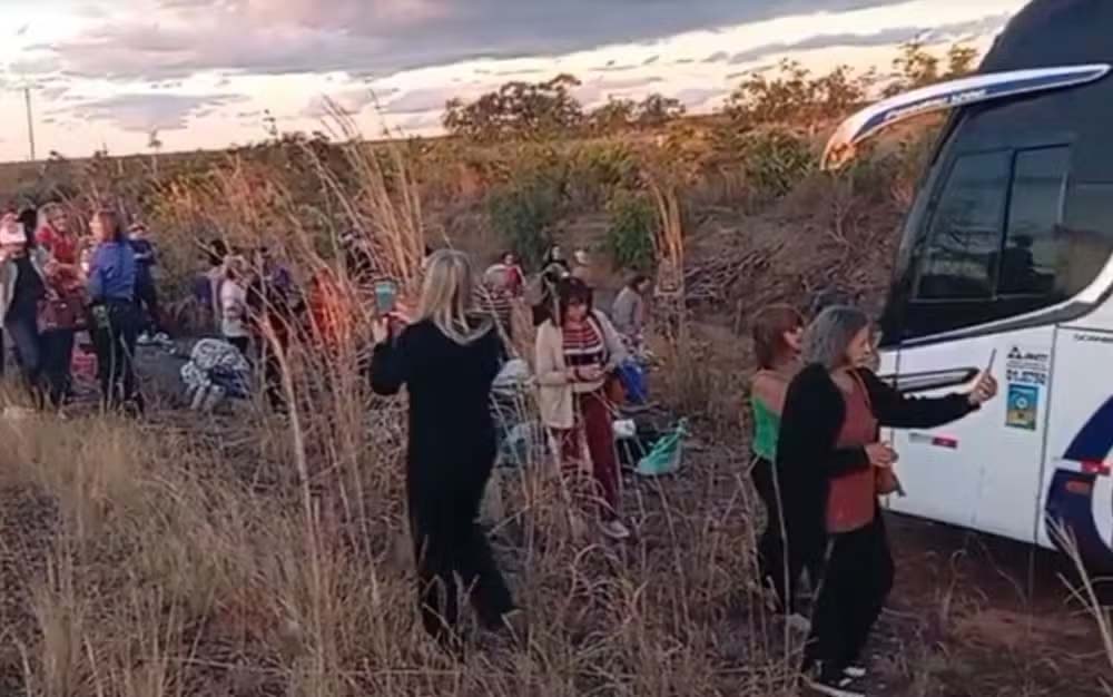 Ônibus de turismo com 44 passageiros bate em carreta no interior da Bahia