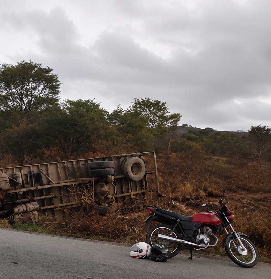 Caminhão carregado de soja tomba na BR-242, em Seabra