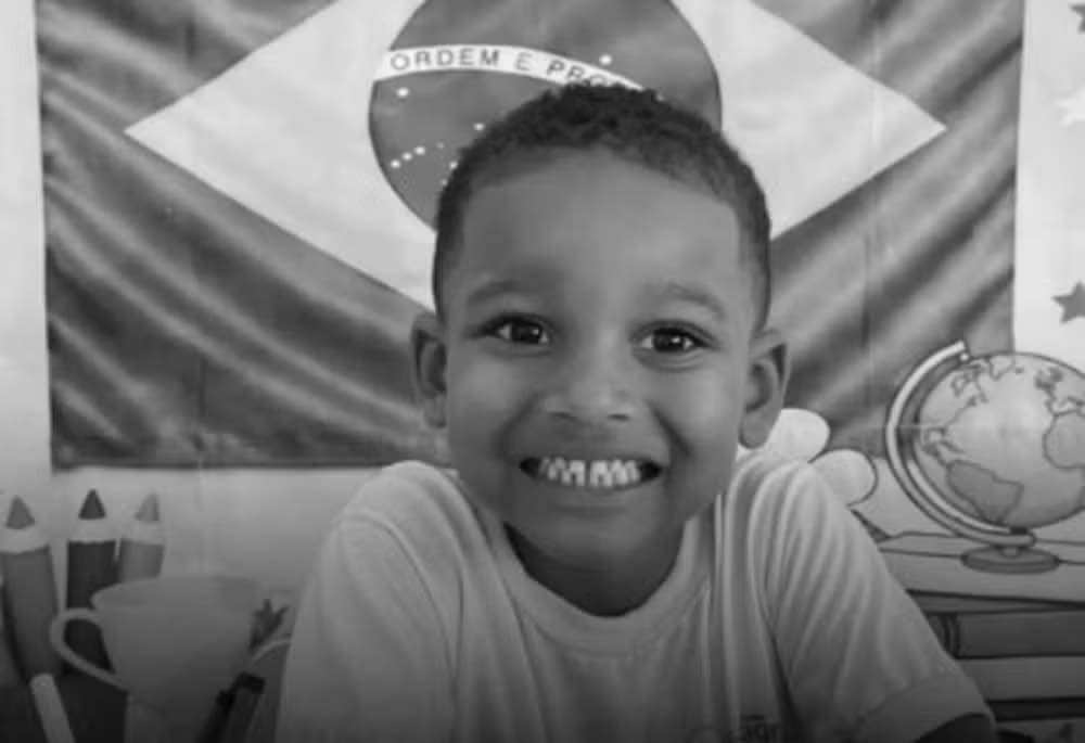 Menino de 4 anos morre atropelado por carro enquanto brincava