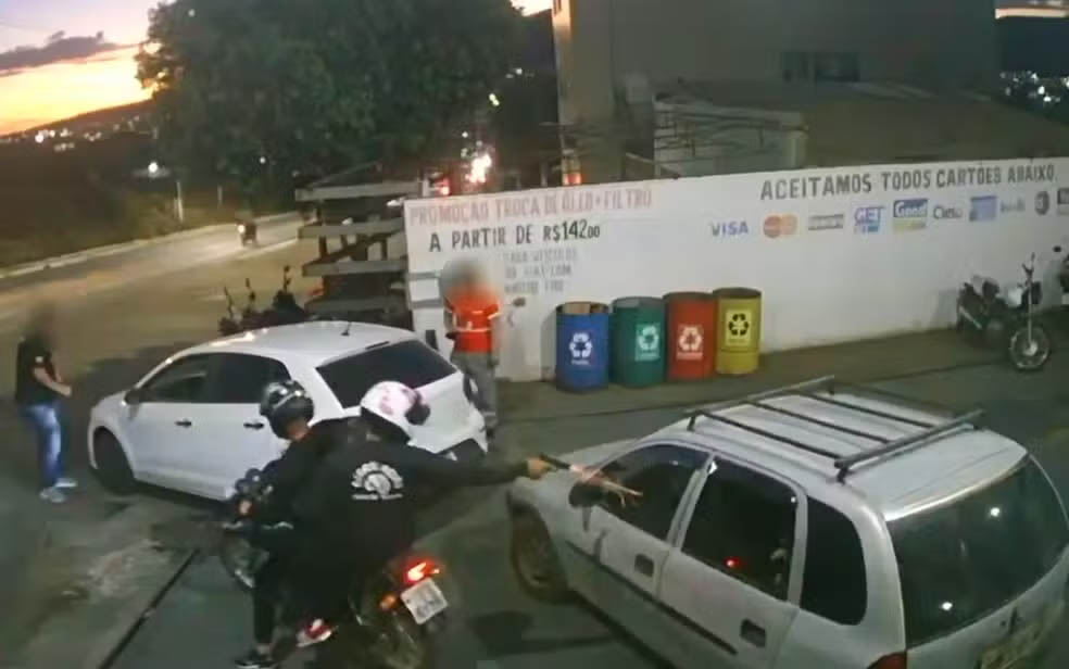 Homem é morto com mais de 10 tiros na frente das filhas