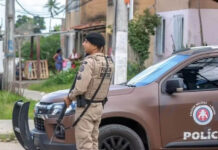Bebês de um e dois anos são encontrados sozinhos e em condições insalubres; mãe estava bêbada Bebês de um e dois anos são encontrados sozinhos e em condições insalubres; mãe estava bêbada