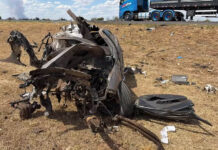 Três pessoas morrem após carro bater de frente com carreta Três pessoas morrem após carro bater de frente com carreta
