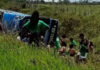 Ônibus tomba e passageiros ficam feridos em rodovia na Bahia Ônibus tomba e passageiros ficam feridos em rodovia na Bahia