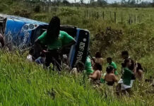 Ônibus tomba e passageiros ficam feridos em rodovia na Bahia Ônibus tomba e passageiros ficam feridos em rodovia na Bahia