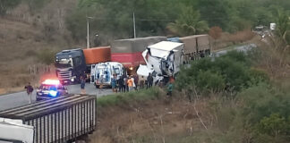 Acidentes deixam feridos graves e interditam rodovias federais na Bahia Acidente entre caminhões deixa duas pessoas feridas na BR-242, próximo a Boa Vista do Tupim
