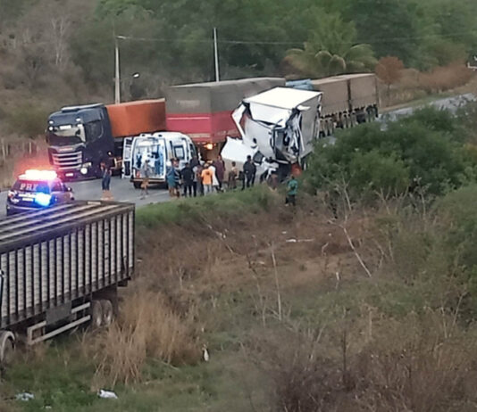 Acidente entre caminhões deixa duas pessoas feridas na BR-242, próximo a Boa Vista do Tupim Acidente entre caminhões deixa duas pessoas feridas na BR-242, próximo a Boa Vista do Tupim