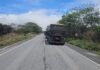 BR-242 é totalmente interditada em Lajedinho para destombamento de veículo BR-242 é totalmente interditada em Lajeadinho para destombamento de veículo