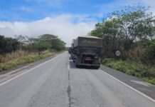 BR-242 é totalmente interditada em Lajedinho para destombamento de veículo BR-242 é totalmente interditada em Lajeadinho para destombamento de veículo