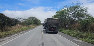 BR-242 é totalmente interditada em Lajedinho para destombamento de veículo BR-242 é totalmente interditada em Lajeadinho para destombamento de veículo