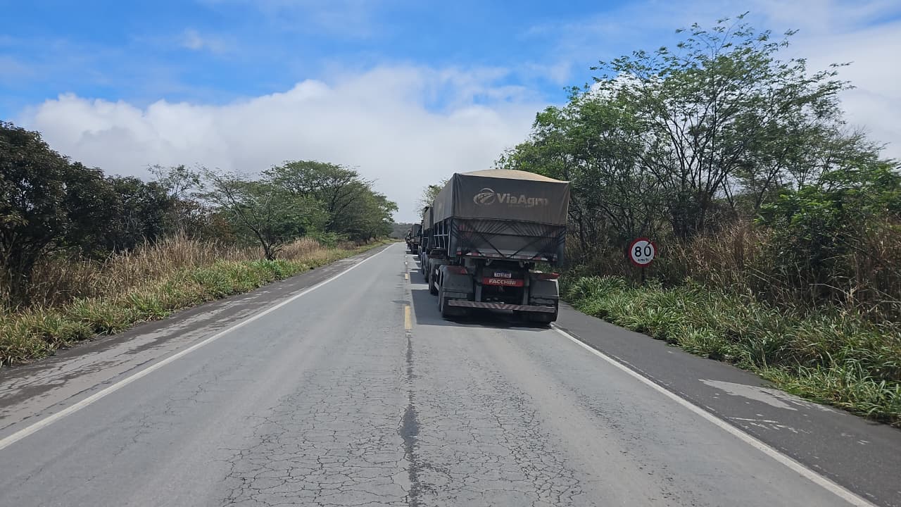 BR-242 é totalmente interditada em Lajeadinho para destombamento de veículo