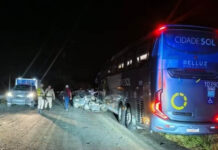 Quatro jovens morrem após carro bater em ônibus no interior da Bahia Quatro jovens morrem após carro bater em ônibus no interior da Bahia