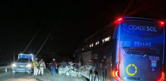 Quatro jovens morrem após carro bater em ônibus no interior da Bahia Quatro jovens morrem após carro bater em ônibus no interior da Bahia
