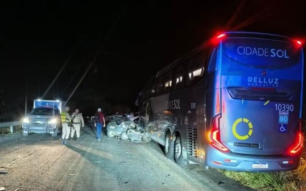 Quatro jovens morrem após carro bater em ônibus no interior da Bahia