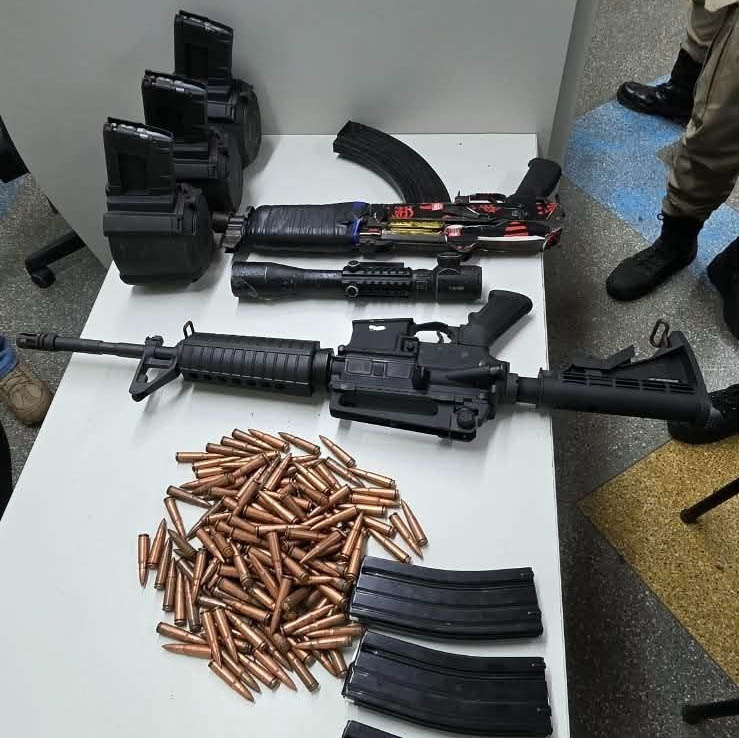 Polícia Militar apreende fuzis, carregadores e munições e prende homem em flagrante no Centro de Salvador