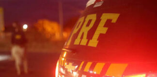 Carreta tomba e interdita totalmente a BR-242 Carreta tomba e interdita totalmente a BR-242