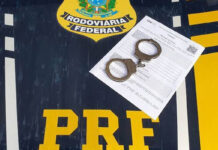 PRF cumpre mandado de prisão por tráfico de drogas durante abordagem na BR-242 em Itaberaba PRF cumpre mandado de prisão por tráfico de drogas durante abordagem na BR-242 em Itaberaba
