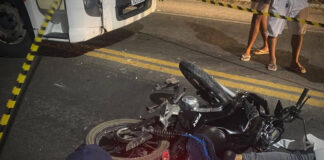 Motoboy morre após colisão frontal entre moto e caminhão na BA-052, em Ipirá Motoboy morre após colisão frontal entre moto e caminhão na BA-052, em Ipirá