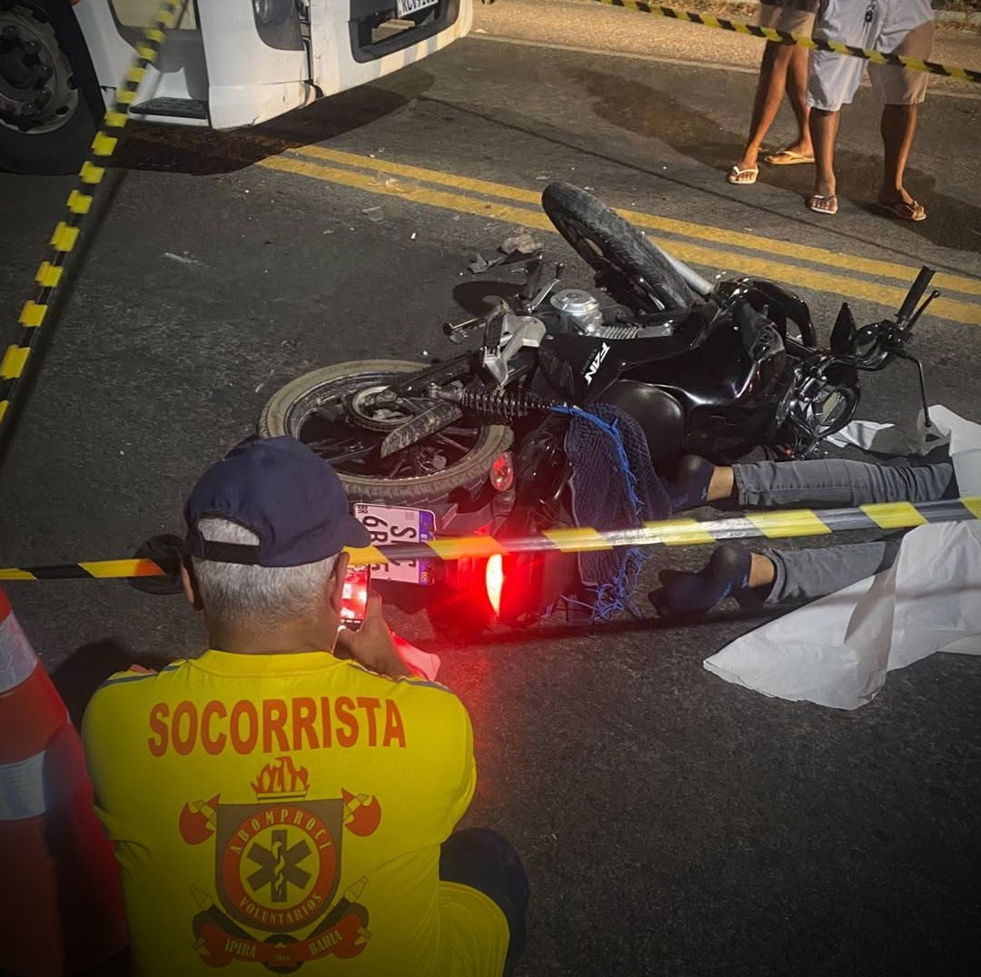 Motoboy morre após colisão frontal entre moto e caminhão na BA-052, em Ipirá