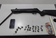 PM apreende drogas, arma e dinheiro durante ação no Campo do Governo, em Itaberaba PM apreende drogas, arma e dinheiro durante ação no Campo do Governo, em Itaberaba