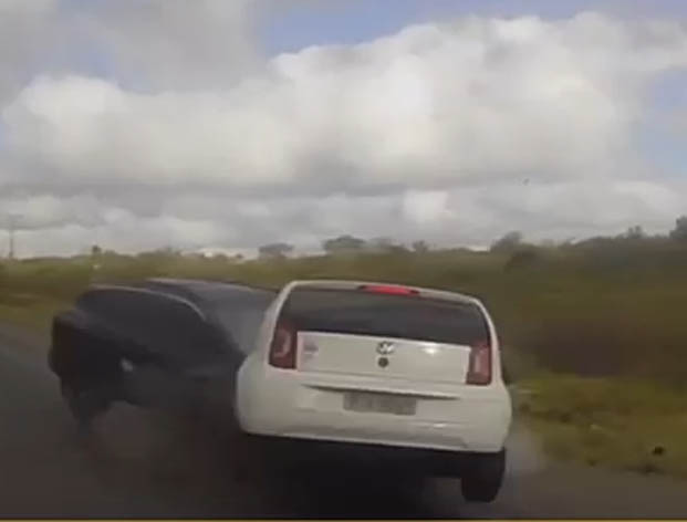 Colisão frontal entre dois carros deixa dois motoristas feridos