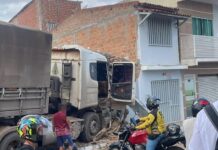 Carreta desgovernada atinge casa e deixa imóvel parcialmente destruído em Itaberaba Carreta desgovernada atinge casa e deixa imóvel parcialmente destruído em Itaberaba