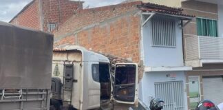 Carreta desgovernada atinge casa e deixa imóvel parcialmente destruído em Itaberaba Carreta desgovernada atinge casa e deixa imóvel parcialmente destruído em Itaberaba