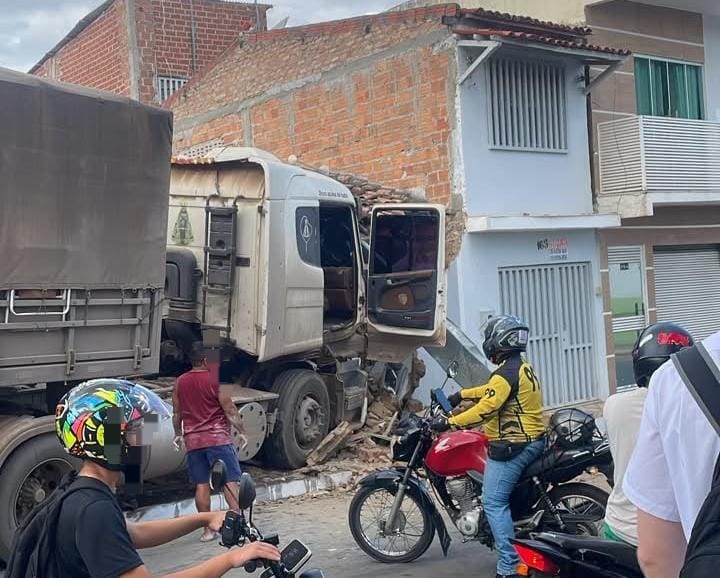 Carreta desgovernada atinge casa e deixa imóvel parcialmente destruído em Itaberaba