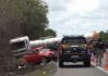 Pai e filho de 4 anos morrem após batida entre carro e três carretas Pai e filho de 4 anos morrem após batida entre carro e três carretas