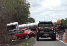 Pai e filho de 4 anos morrem após batida entre carro e três carretas Pai e filho de 4 anos morrem após batida entre carro e três carretas