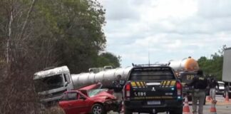 Pai e filho de 4 anos morrem após batida entre carro e três carretas Pai e filho de 4 anos morrem após batida entre carro e três carretas