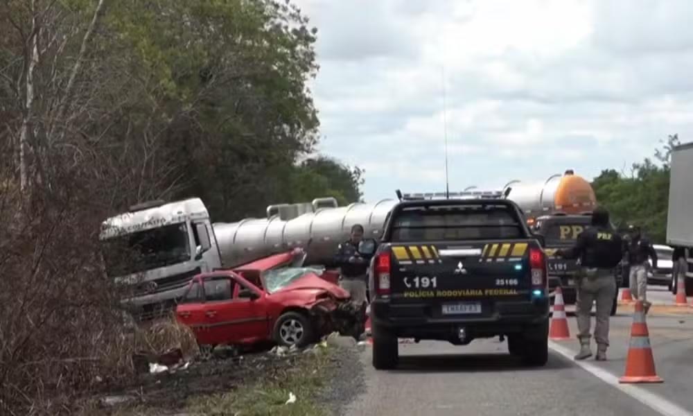 Pai e filho de 4 anos morrem após batida entre carro e três carretas