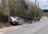 Mulher morre e duas crianças ficam feridas após carro bater em poste Mulher morre e duas crianças ficam feridas após carro bater em poste