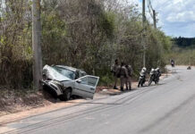 Mulher morre e duas crianças ficam feridas após carro bater em poste Mulher morre e duas crianças ficam feridas após carro bater em poste