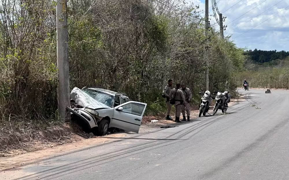 Mulher morre e duas crianças ficam feridas após carro bater em poste