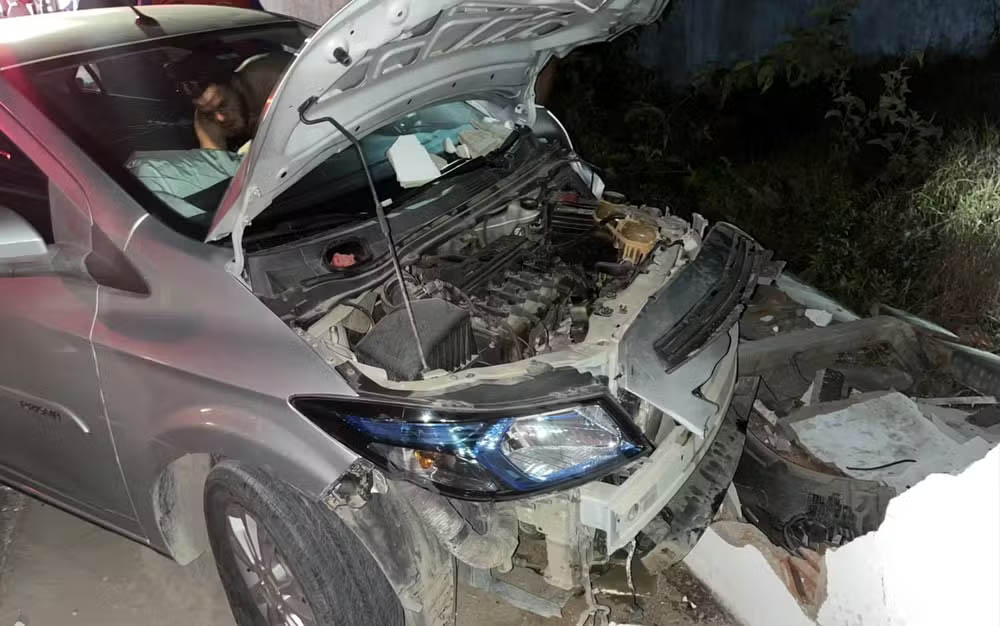 Motorista morre após passar mal, atropelar mulher e bater carro em muro