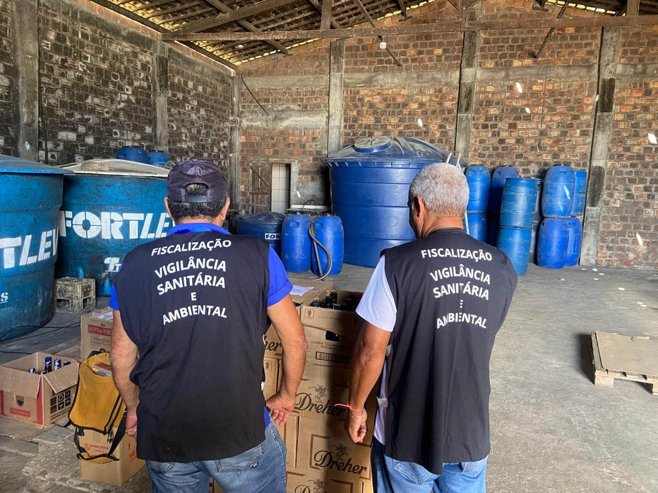 Polícia Civil encontra cerca de 5 mil litros de cachaça armazenados inadequadamente